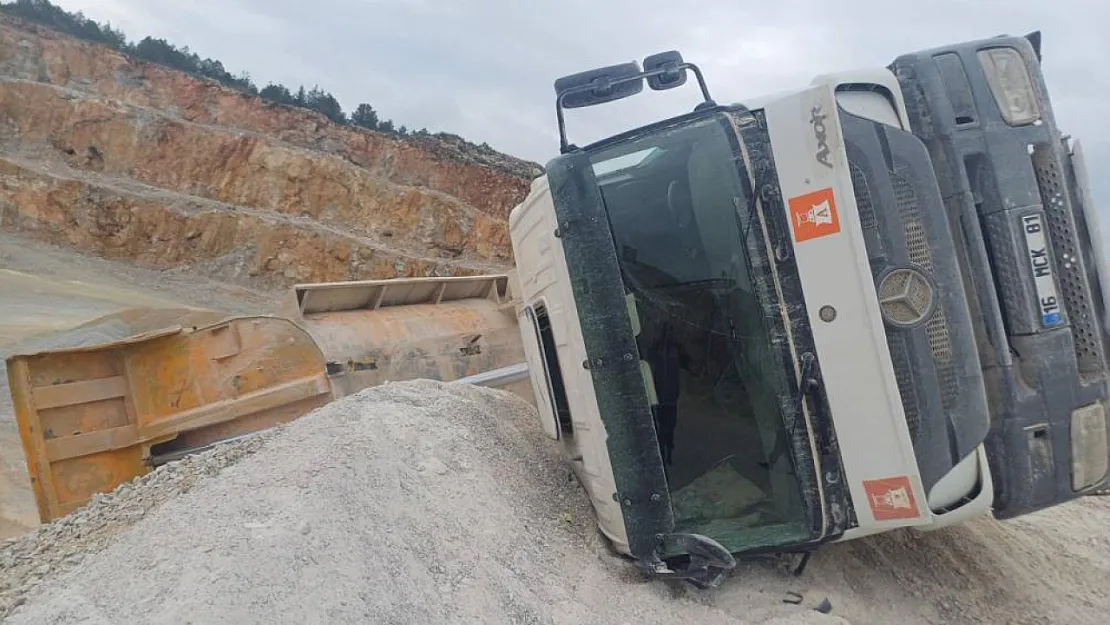 Bilecik'te Kum Yüklü Kamyon Devrildi