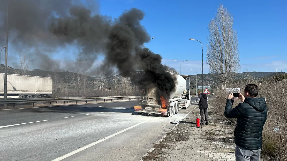 Bilecik'te Seyir Halindeki Tırın Lastiği Alev Aldı