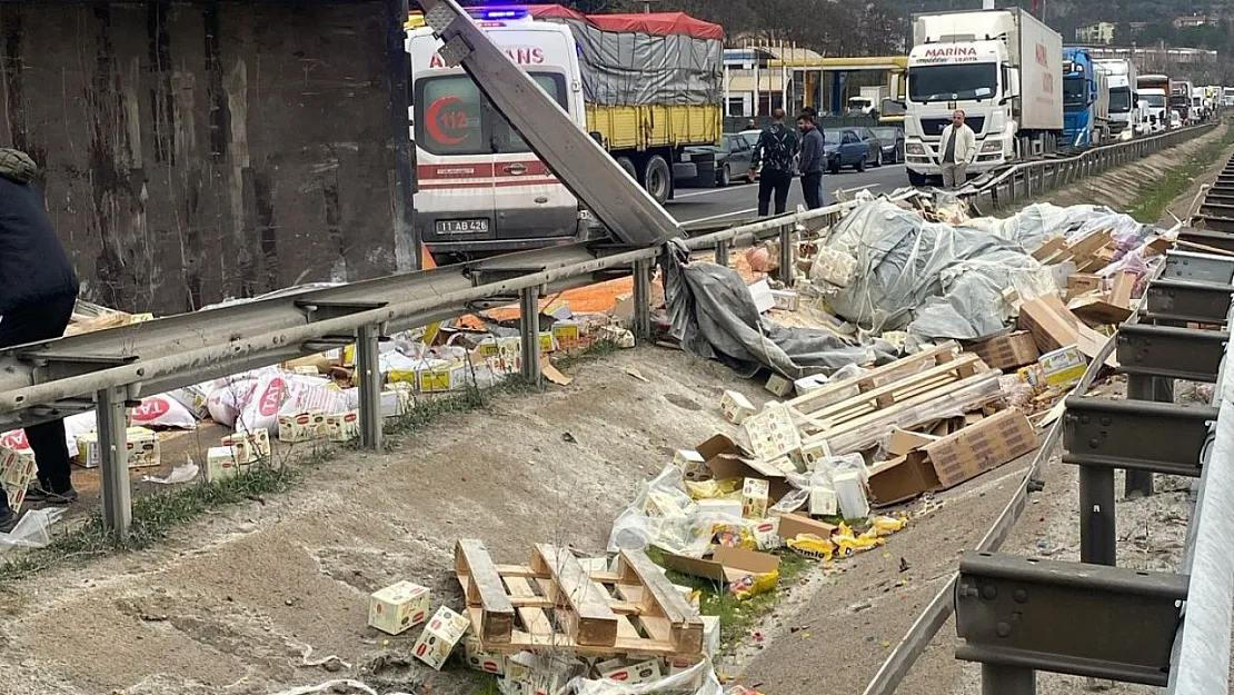 Bilecik'te Tır Devrildi, Yol Kuruyemiş ve Baklagille Kaplandı