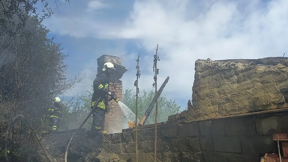 Bilecik'te Yangın Paniği! Ev Kullanılamaz Hale Geldi