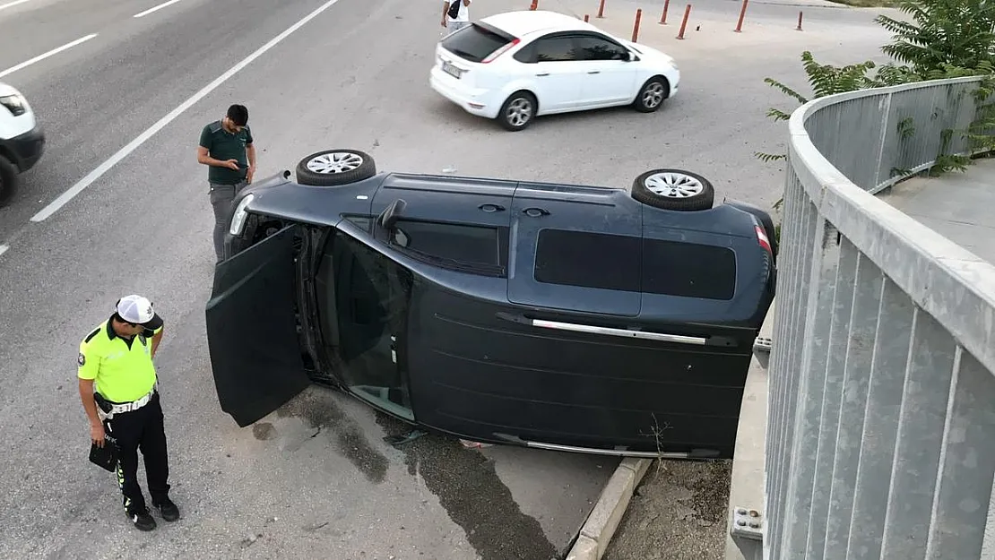 Bilecik’te kontrolden çıkan araç, üst geçidin demir ayaklarına çarparak durdu