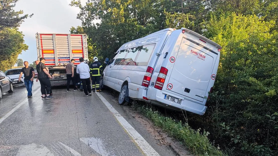 Bilecik’te minibüs kazası ucuz atlatıldı