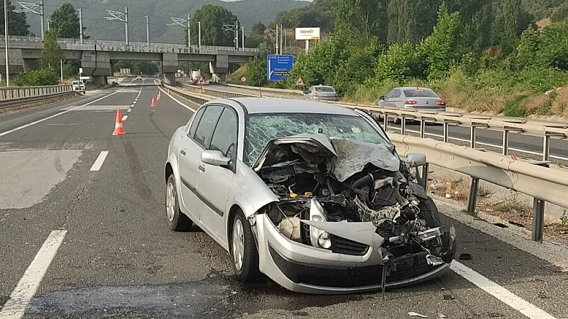 Bilecik’te otomobil işçi servisine çarptı: 11 yaralı