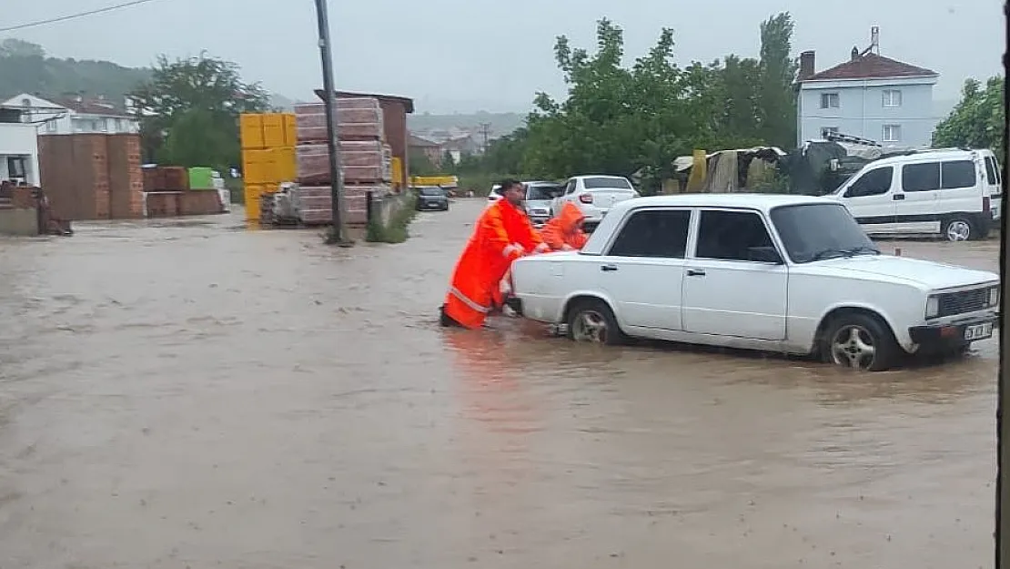 Bilecik’te sağanak yağış sonrası alt geçitte araç içinde mahsur kalan 6 kişi kurtarıldı