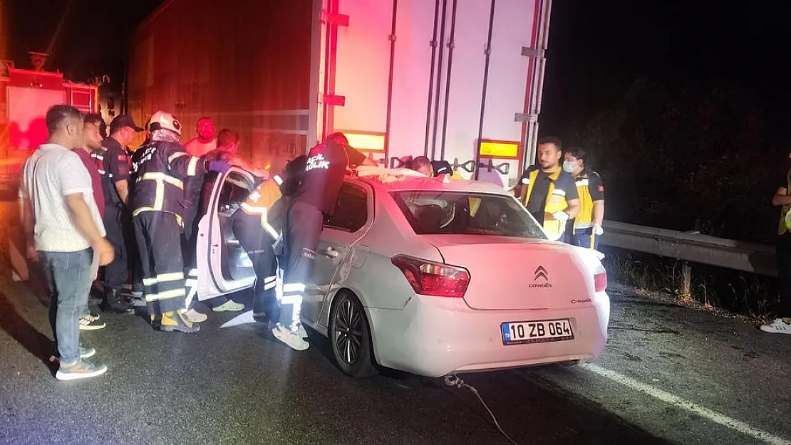 Bilecik’te tırın altına giren otomobilde bulunan 2 kişi ağır yaralandı