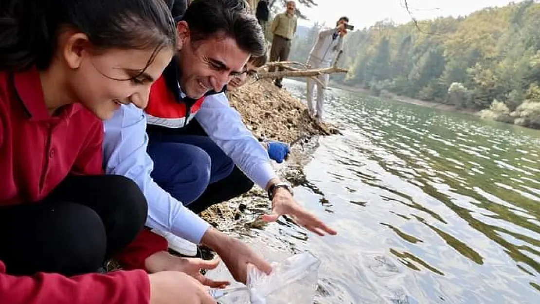 Bilecik’teki göletlere 112 bin yavru sazan bırakıldı