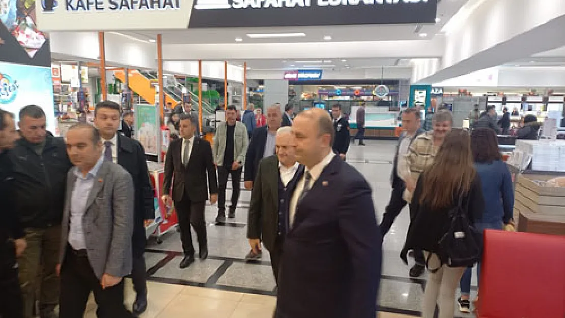 Binali Yıldırım Afyon’da mola verdi