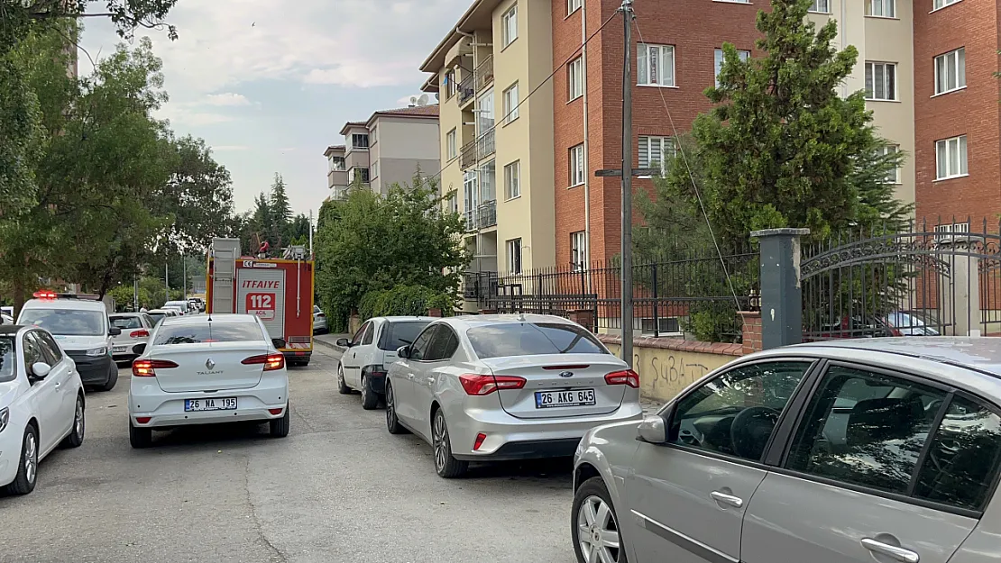 Binayı Ateşe Vermeye Kalkışan Alkollü Şahıs 4 Saatte İkna Edilerek Hastaneye Kaldırıldı