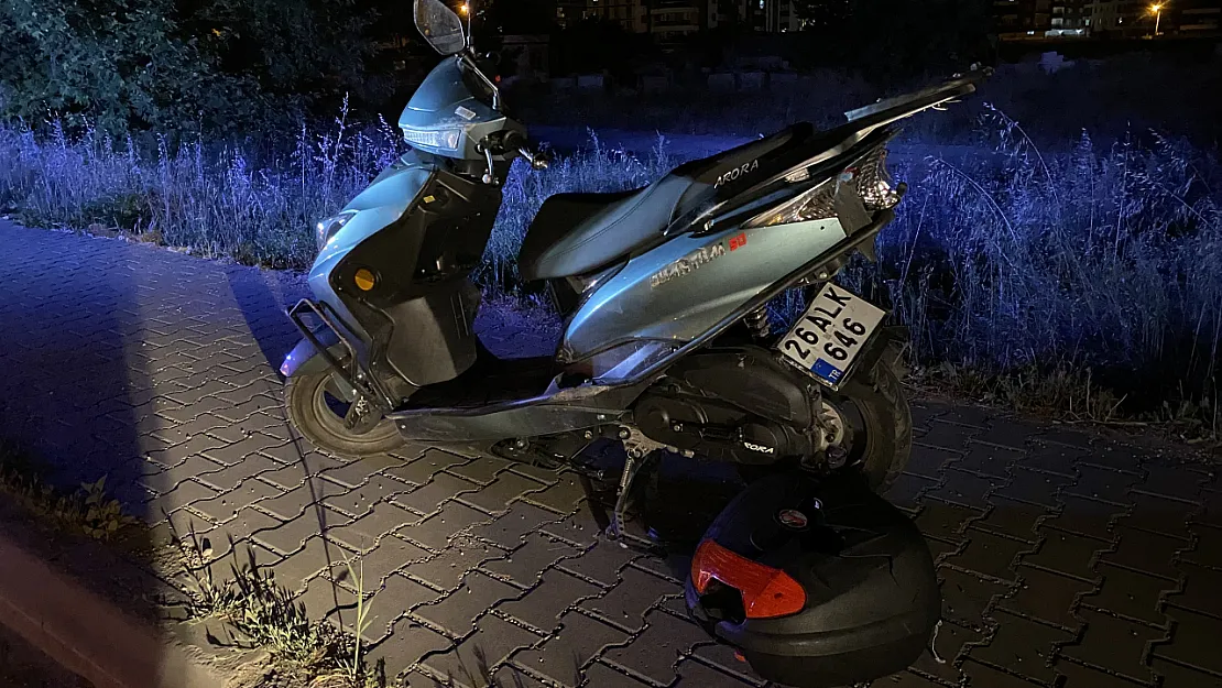 Bir Araç Motosiklete Çarpıp Kaçtı: 2 Yaralı
