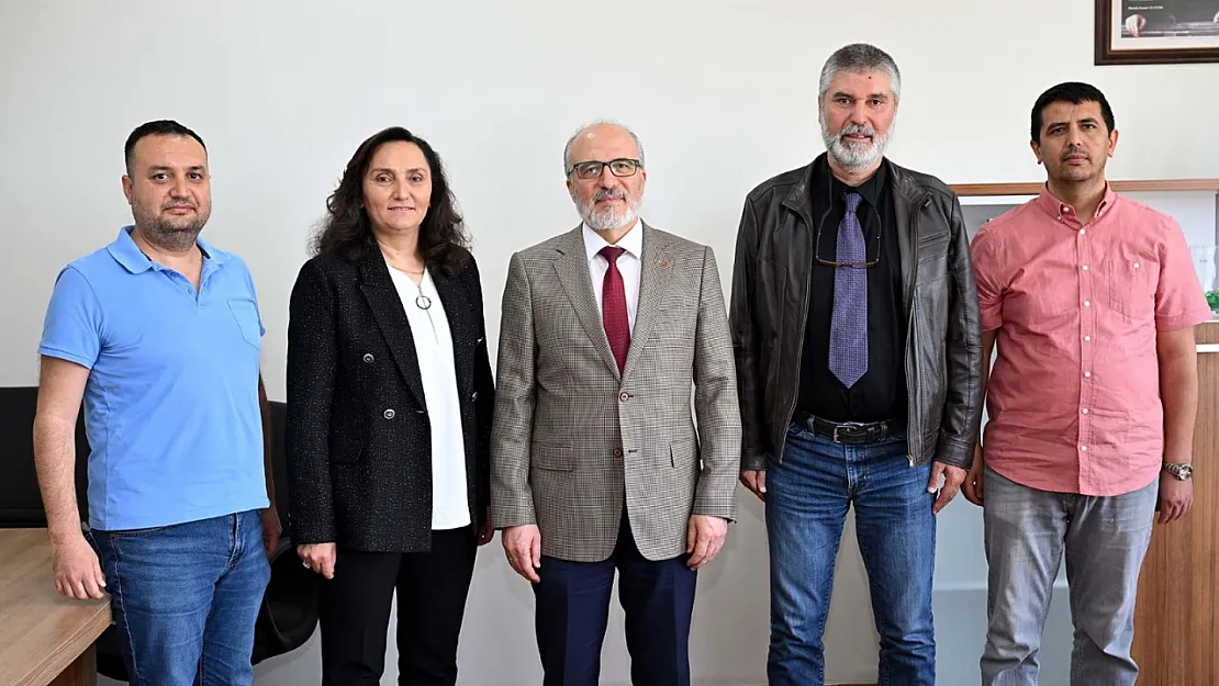 Bir Enstitü'de Bayrak Değişimi