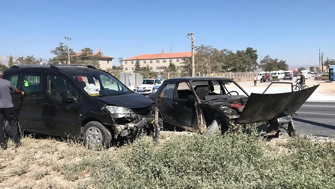 Biri 3 yaşındaki 2 kişi trafik kazasında yaralandı