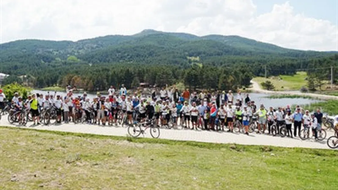 Bisikletçiler 250 kilometre pedal çevirdi