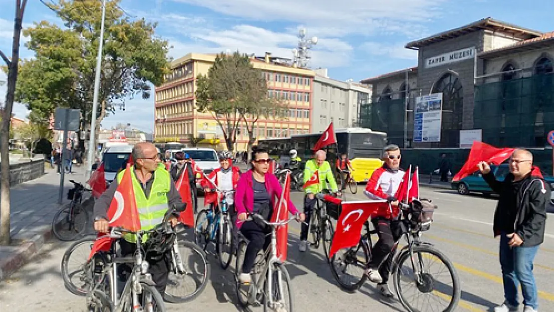 Bisikletçiler Ata’ya Özel Pedal Çevirdi