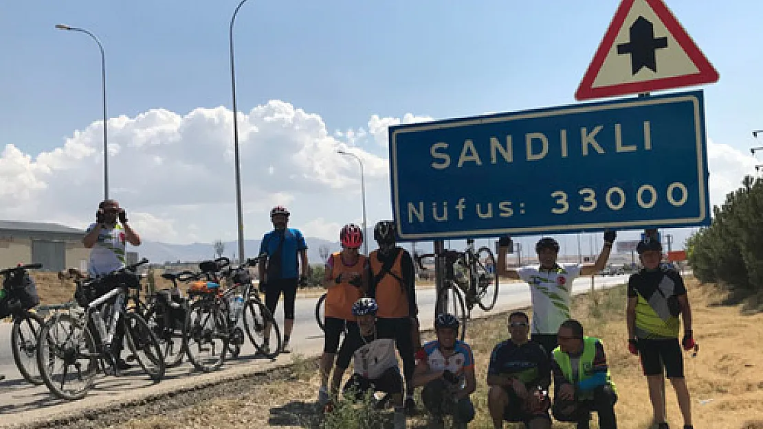 Bisikletçiler Sandıklı'ya pedal çevirdi