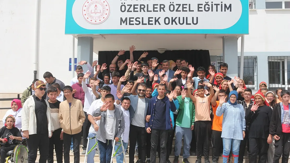 'Biz Tüm Renklerimizle Kocaman Bir Aileyiz'