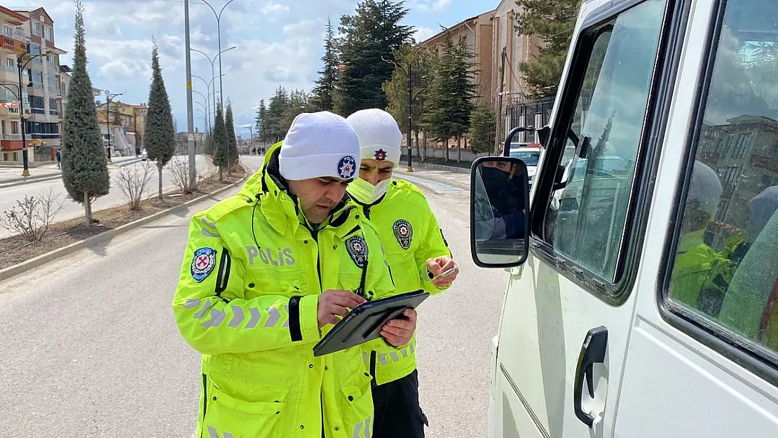 Bolvadin'de asayiş ve trafik denetimleri devam ediyor