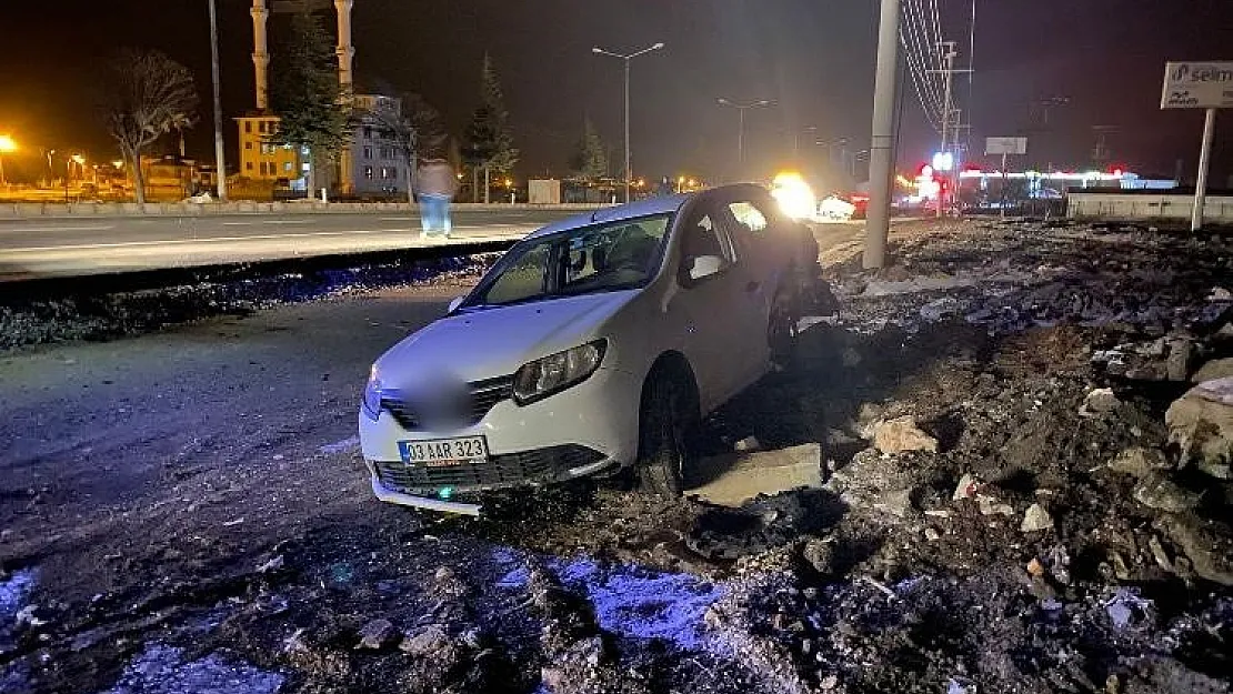 Bolvadin’de çarpışan araçların savrulurken çıkardığı kıvılcımlar güvenlik kamerasında