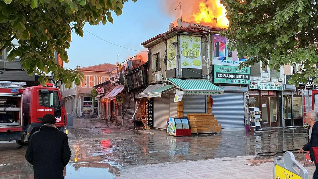 Bolvadin’de çarşıda çıkan yangında 15 iş yeri alevlere teslim oldu