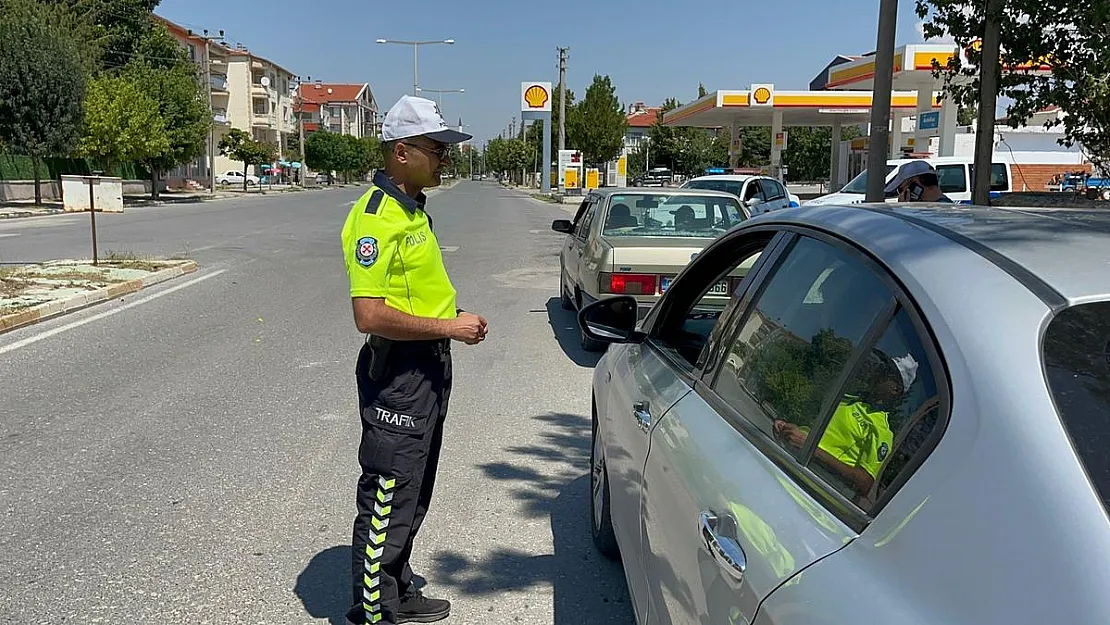 Bolvadin'de gece yapılan trafik denetimleri gündüz de sürüyor