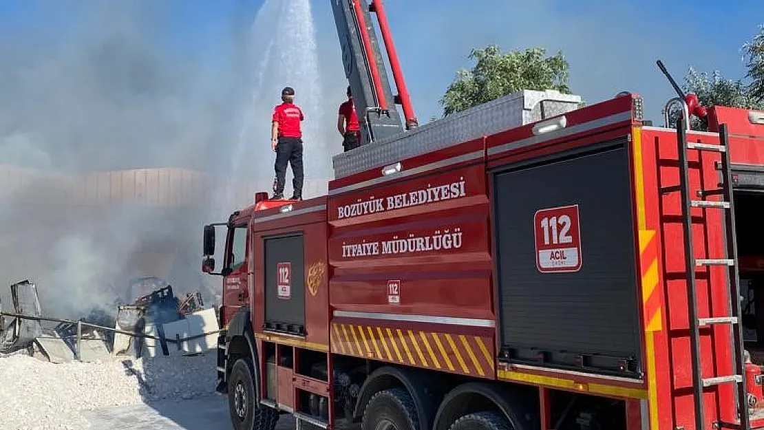 Bozüyüklü itfaiyeciler İnönü'deki fabrika yangına müdahale etti