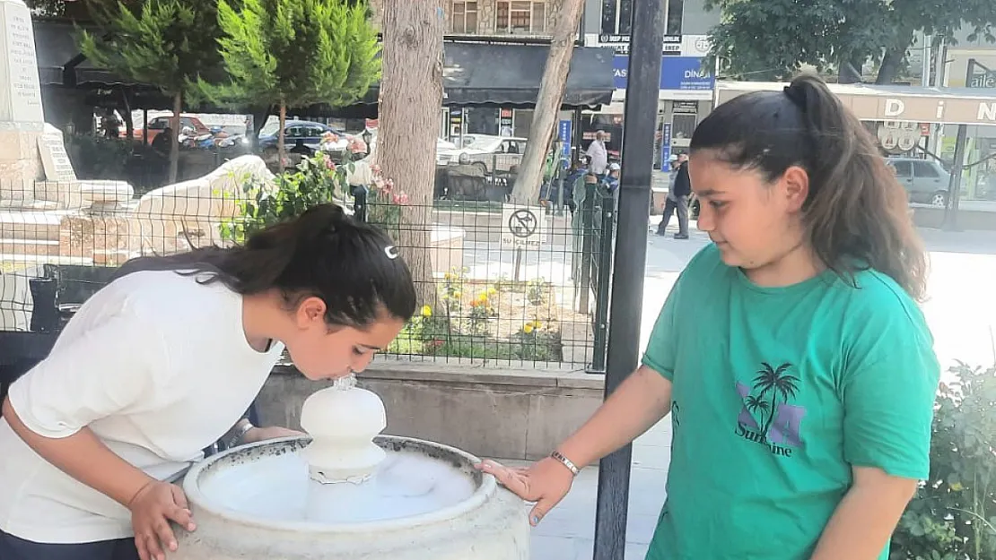 Bu İlçenin Sokaklarındaki Çeşmelerden 100 Yılı Aşkındır Buz Gibi Doğal Kaynak Suyu Akıyor
