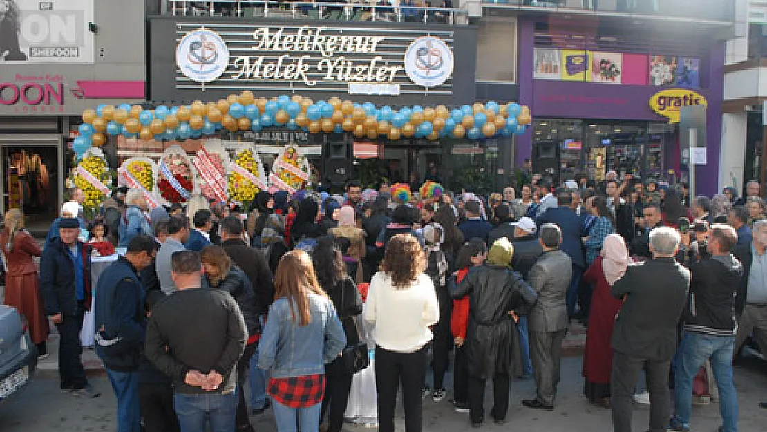 Bu kafede 'Melek  Yüzlüler' hizmet verecek