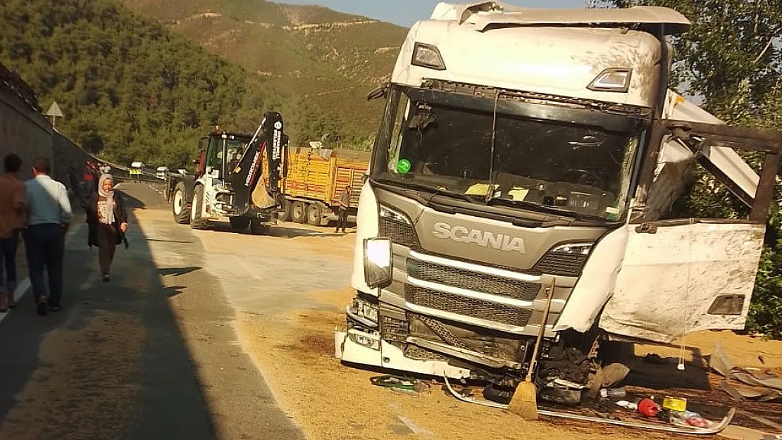 Buğday Yüklü Tır 3 Metre Yükseklikten Alt Yola Devrildi