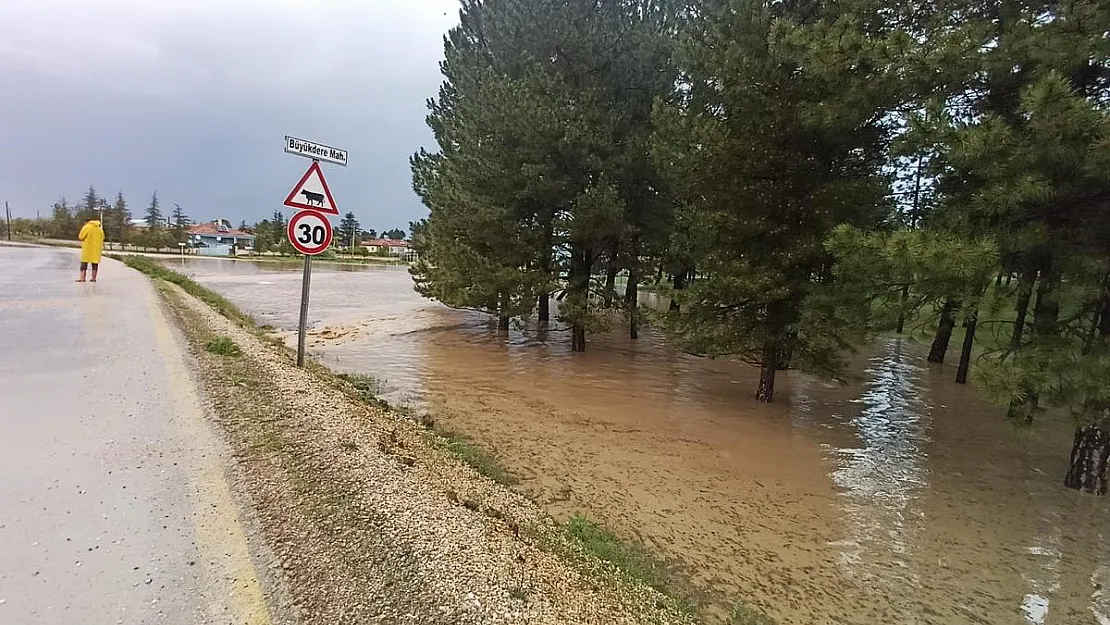 Büyükdere'yi sel bastı bazı ev ve yollar sular altında kaldı