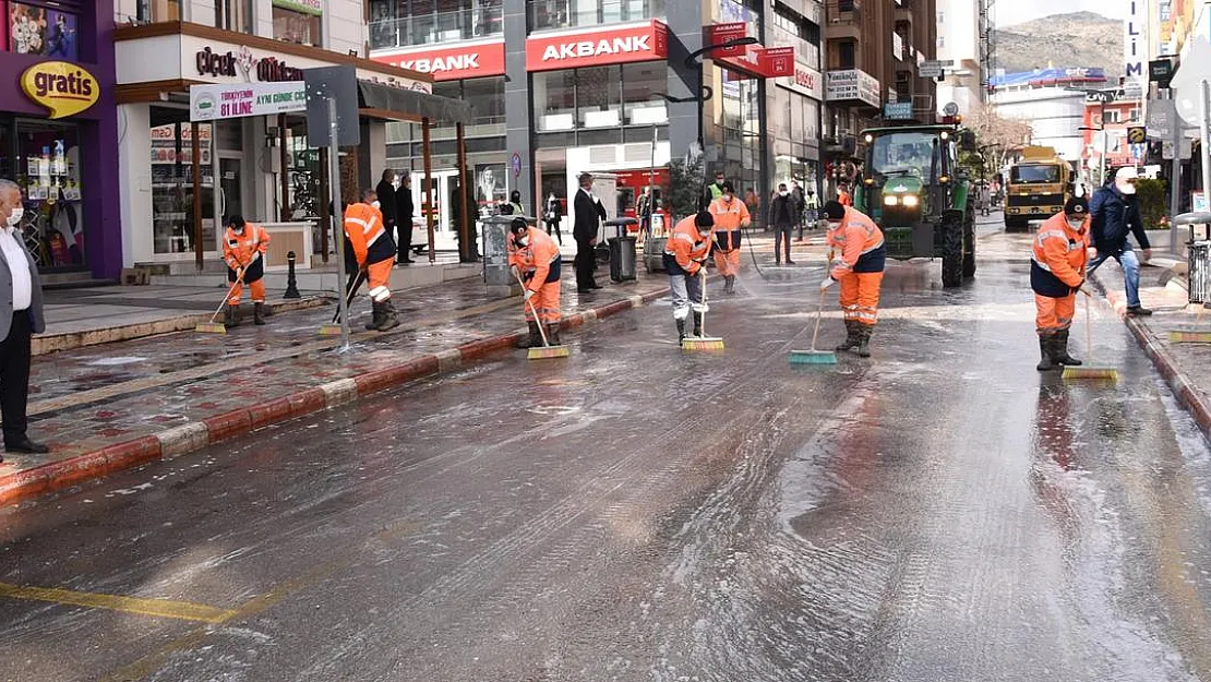 Cadde ve sokaklar yıkandı