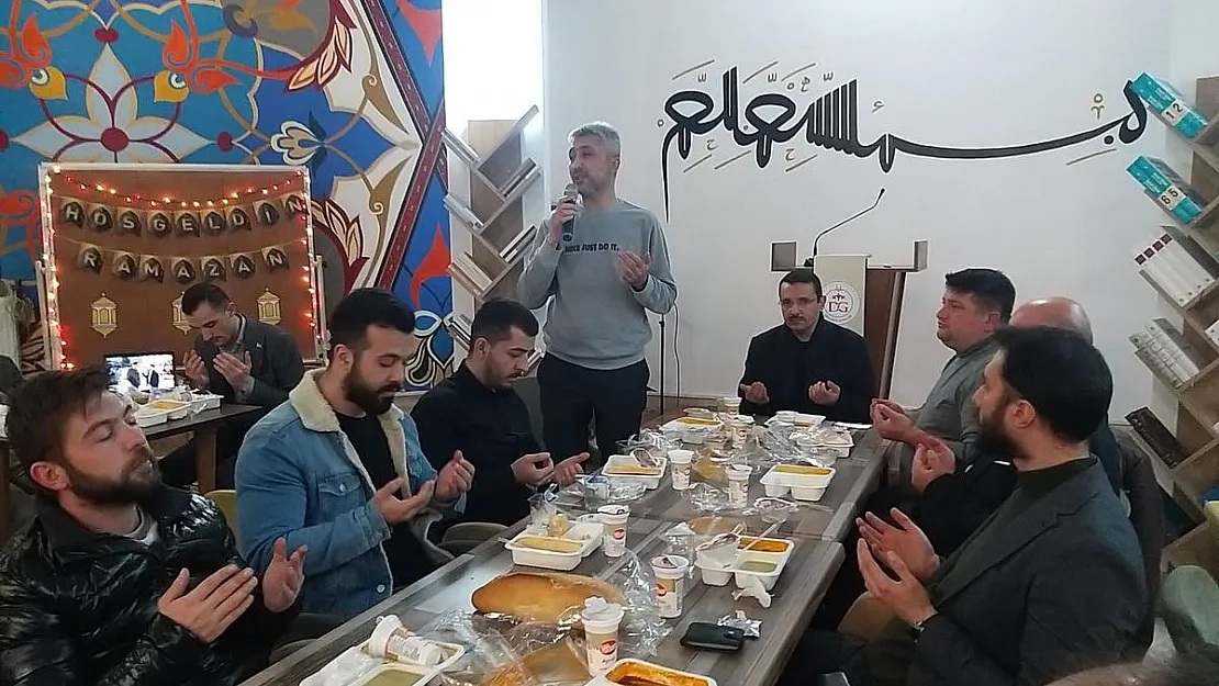 Çalışan gençler iftarda buluştu