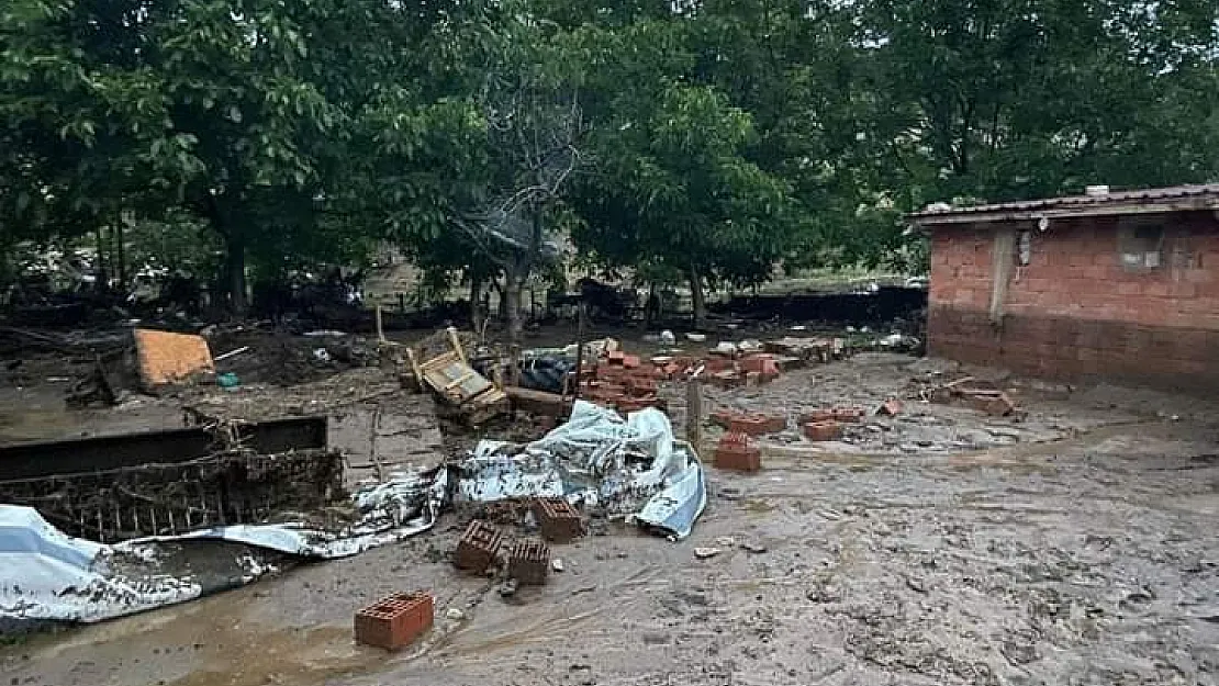 Çalışlar’da sel baskınları ev ve besihanalerde göçüğe neden oldu