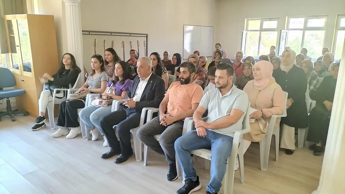 Çalıştay programında fikir alışverişi yapılarak öğrenciler ön planda tutuldu