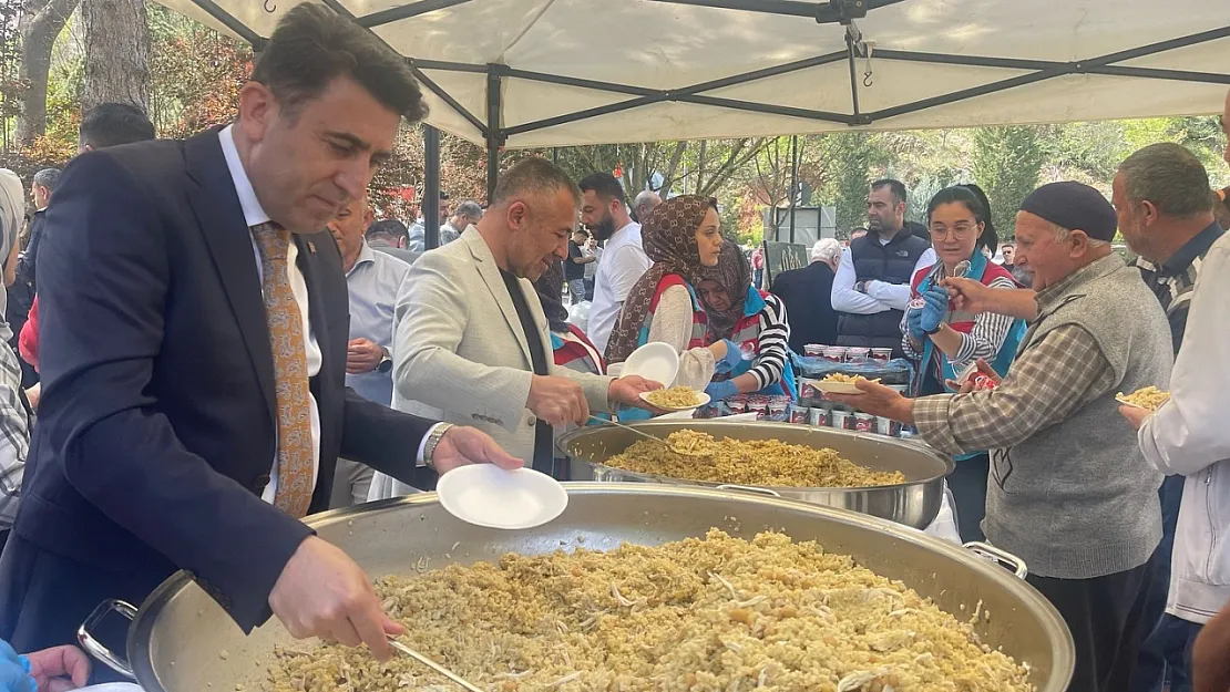 Cami Çıkışı Binlerce Kişiye 'Şifalı Pilav' İkram Ettiler