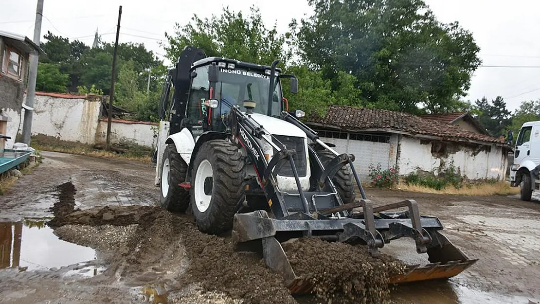 Çamur Ve Molozlardan Kapanan Yollar Açıldı