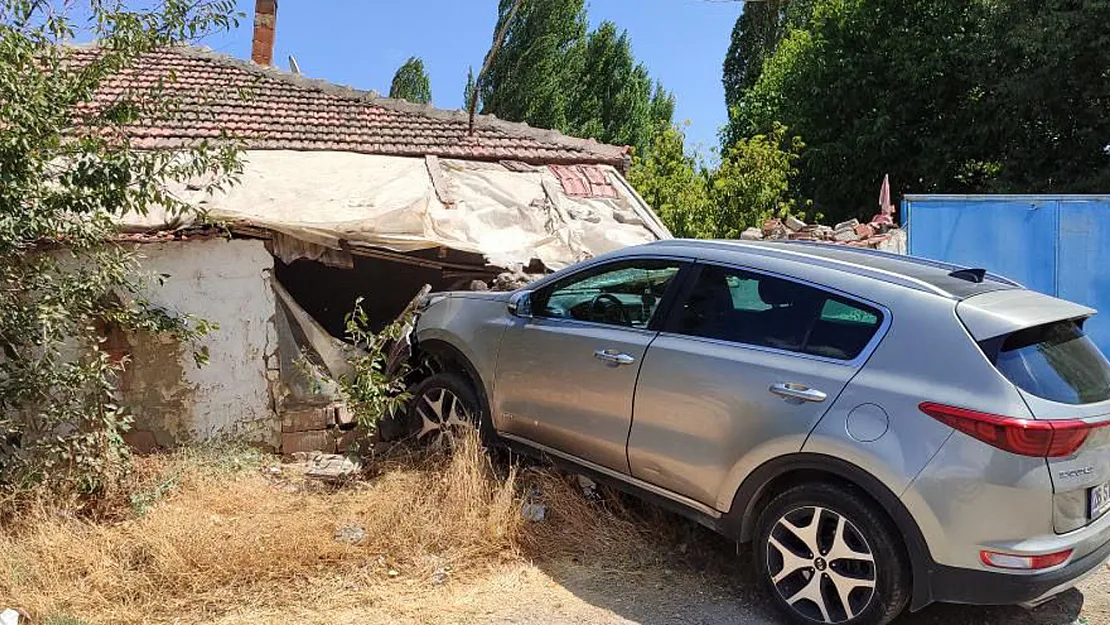 Çarpışmanın Etkisiyle Savrulan Otomobil Müstakil Eve Girdi: 1 Yaralı