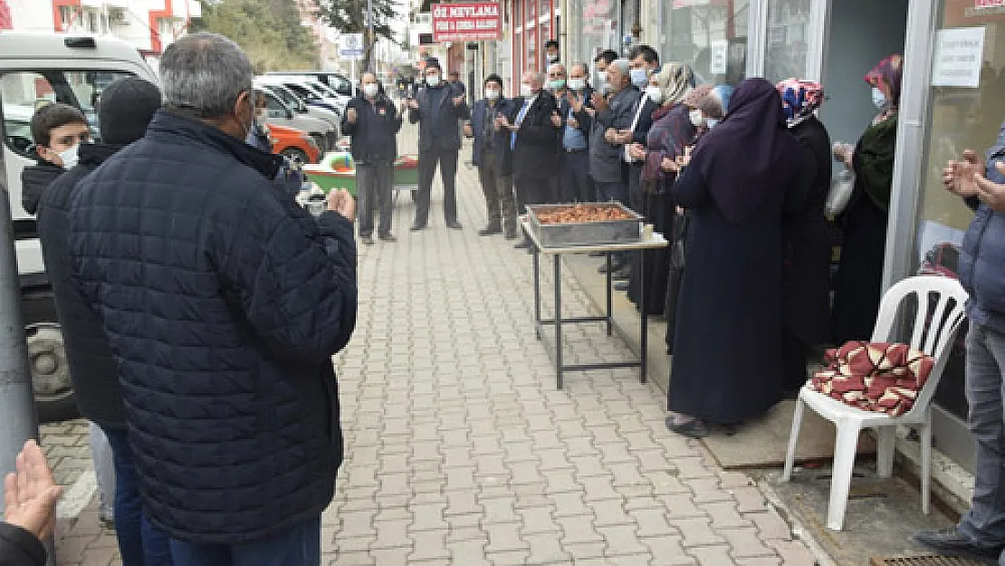 Çay'da AK Partili hanımlar halka lokma ikram etti