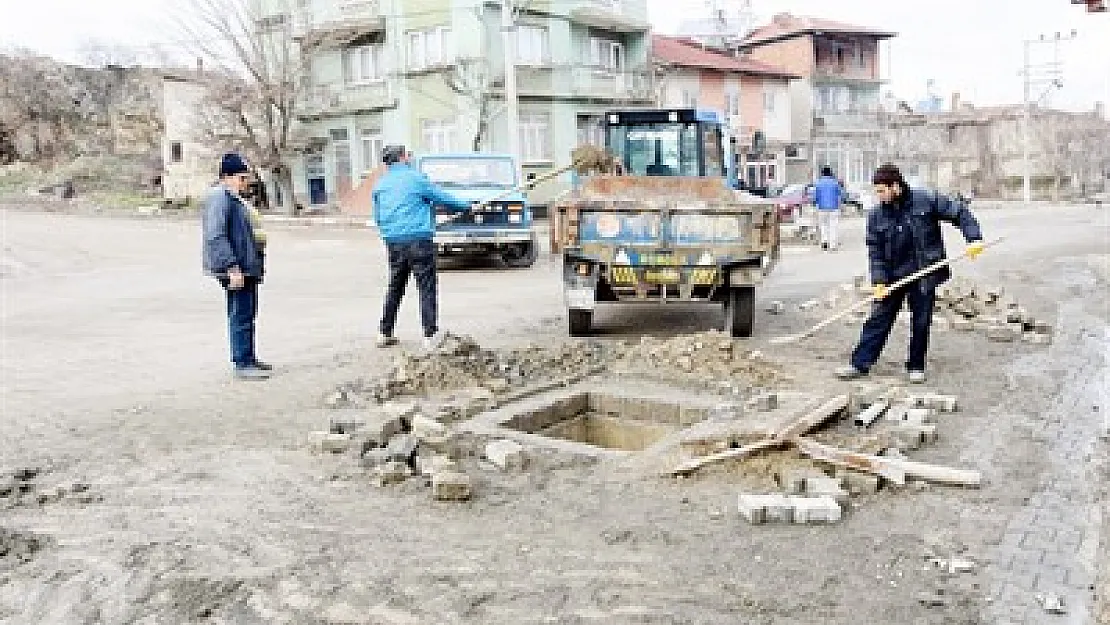 Çay'da yol bakım çalışmaları sürüyor