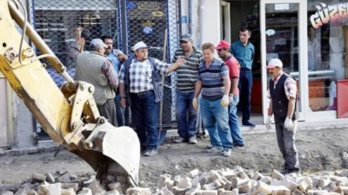 Çay’da yol yenileme çalışmaları sürüyor