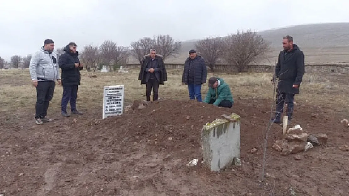 Cenazeleri karışan aile, oğulları ile kimsesiz kişiye ait cenazeyi yan yana defnetti