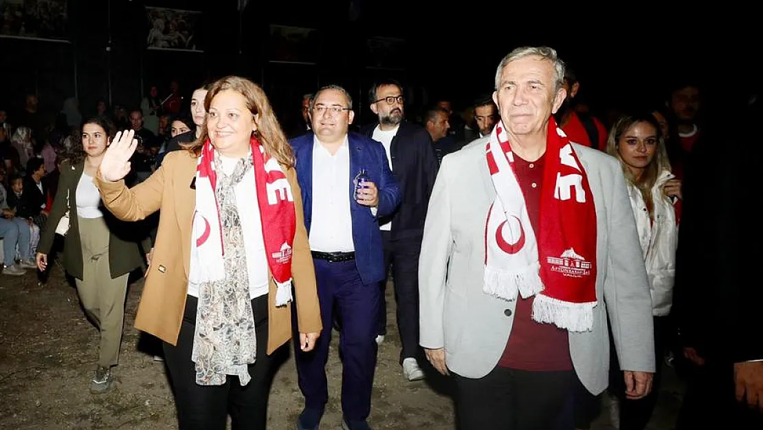 CHP'li Başarır ve Yavaş, Zafer Yürüyüşü'ne katıldı