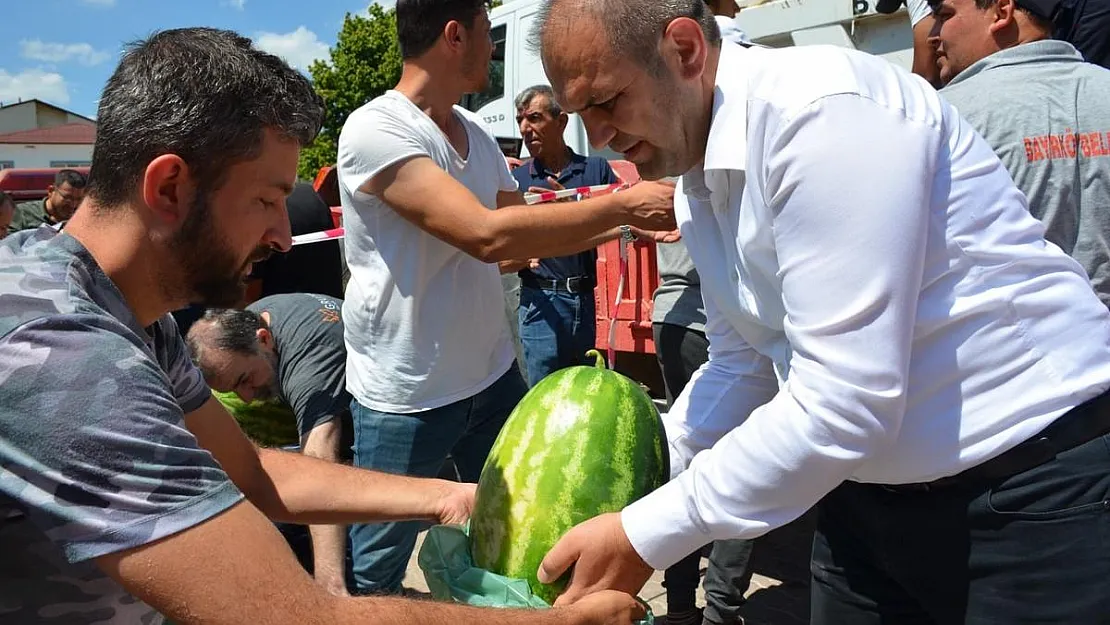 Çiftçiye Destek İçin Vatandaşlara 2 Ton Ücretsiz Karpuz Dağıtımı Gerçekleştirdi