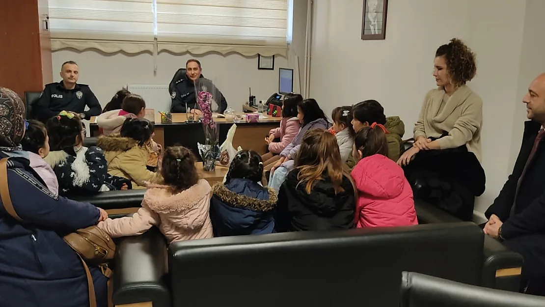 Çocuklar Polis Haftası'nda Karakolu Ziyaret Etti
