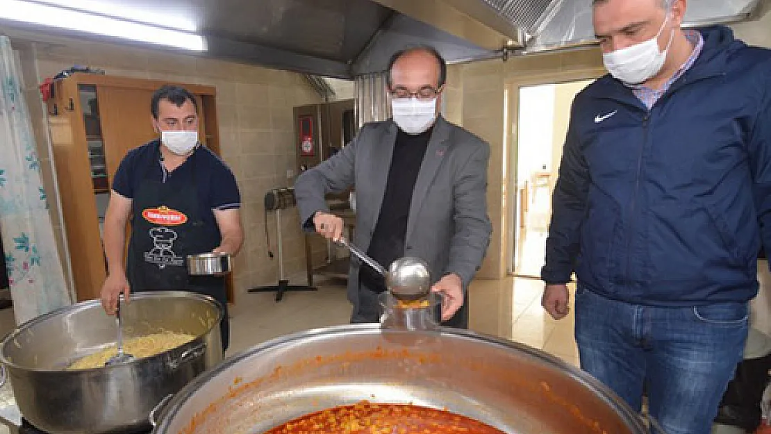 Çöl'den yemek dağıtımına fiili yardım