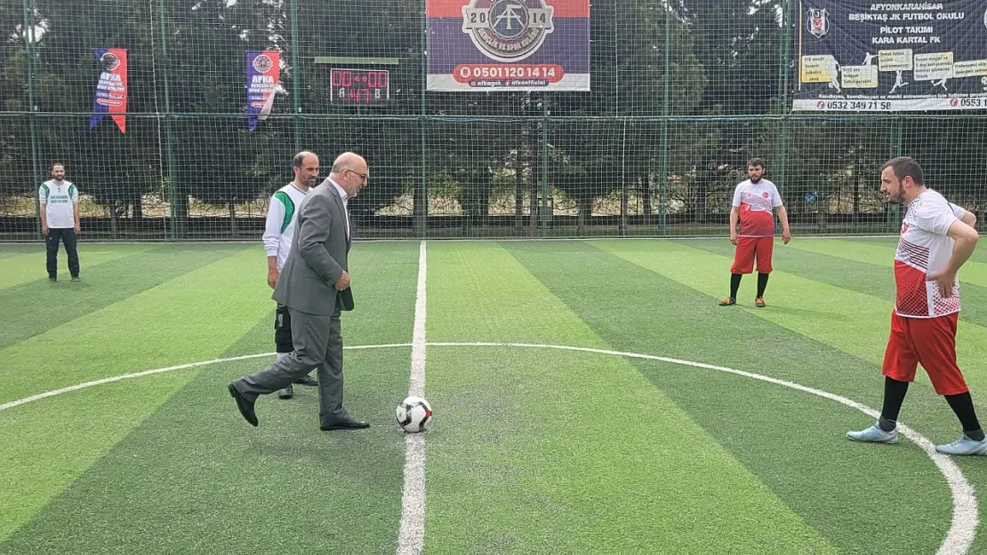 Cübbeyi Çıkarıp, Formayı Giydiler