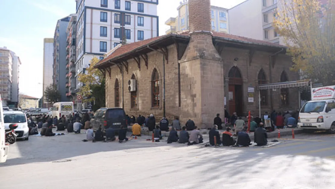 'Cuma günleri buraya araç bırakılmasın'