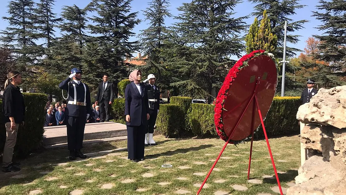 Cumhuriyete saygı çelenkleri sunuldu