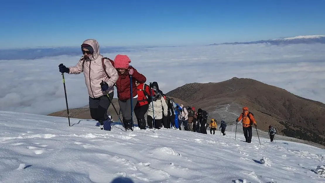 Dağcılar Dünya Dağ Günü'nü Kutladı