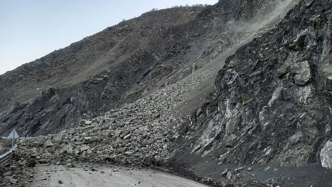 Dazkırı-Çardak karayolunda heyelan