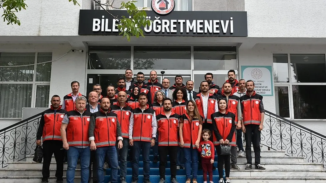 Deprem bölgesine giden personele plaketleri takdim edildi