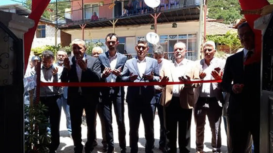 Depremde hasar alan  camiyi köy halkı yeniden yaptırdı